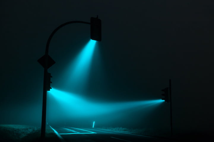 Verkeerslichten in de mist