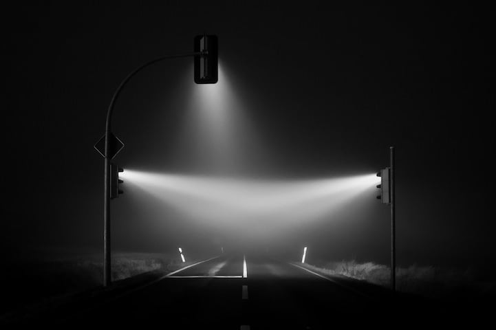 Verkeerslichten in de mist