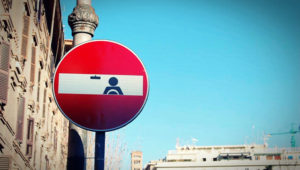 Clet Abraham verkeersbord